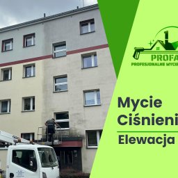 Profada Filip Adamiec - Pracownik na podnośniku koszowym czyści elewację budynku wielorodzinnego za pomocą myjki ciśnieniowej; widoczna część elewacji przed i po czyszczeniu.
