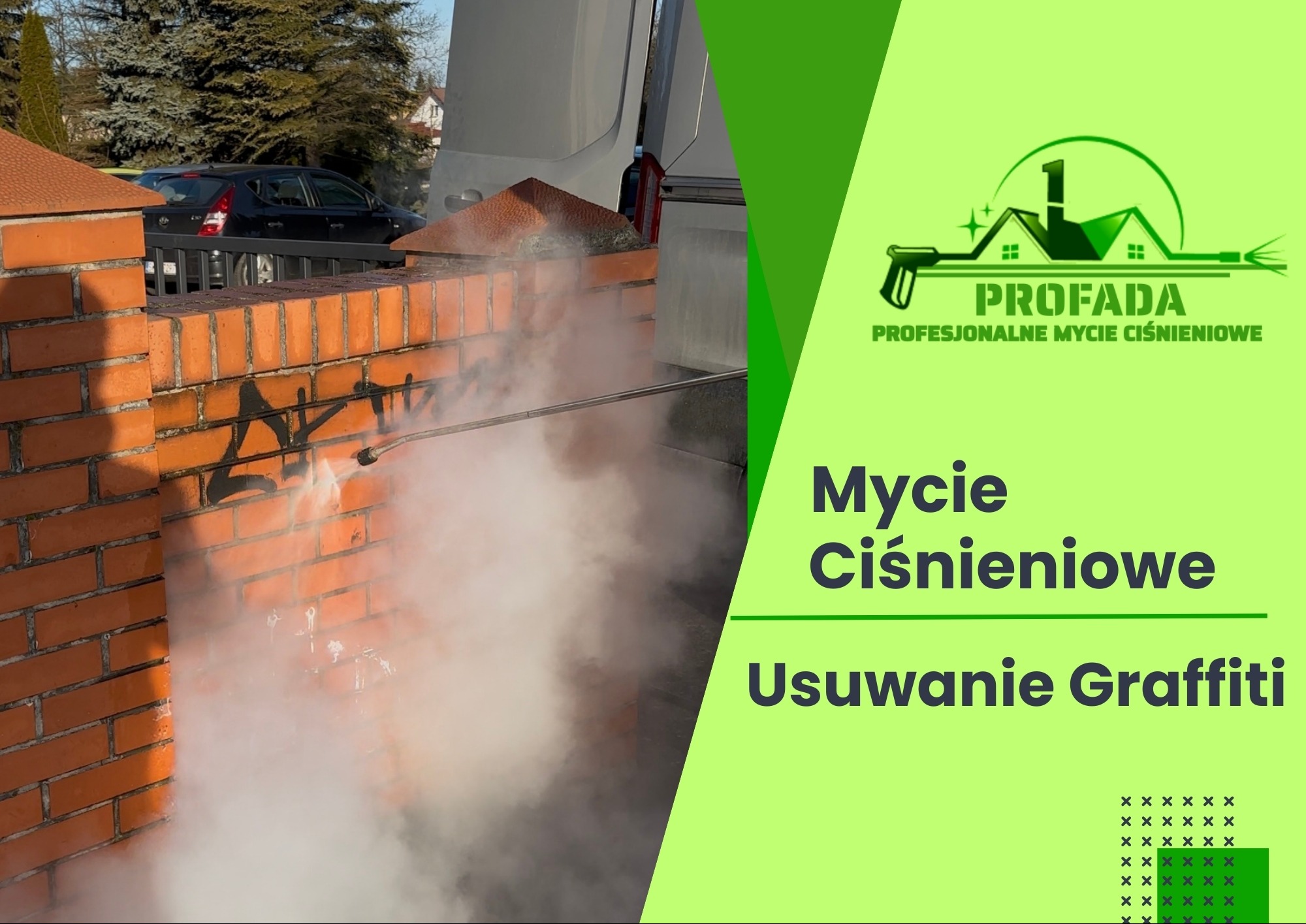 Mycie ciśnieniowe ceglanego muru z graffiti, strumień wody usuwa farbę, widoczna para wodna, w tle budynek i samochód, prezentacja usługi firmy Profada.