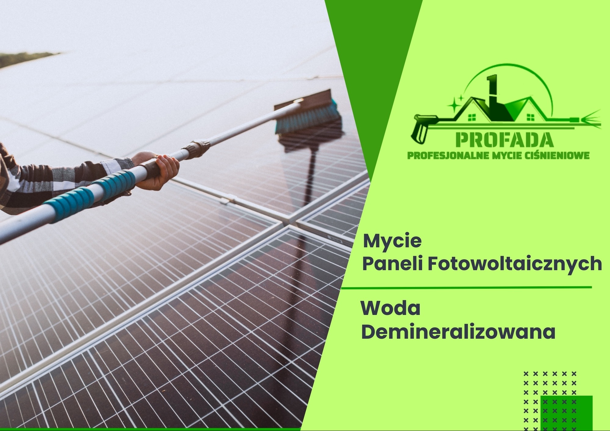 Osoba w koszuli w kratę czyści panele fotowoltaiczne za pomocą szczotki na długim wysięgniku, widoczne odbicia na powierzchni paneli.