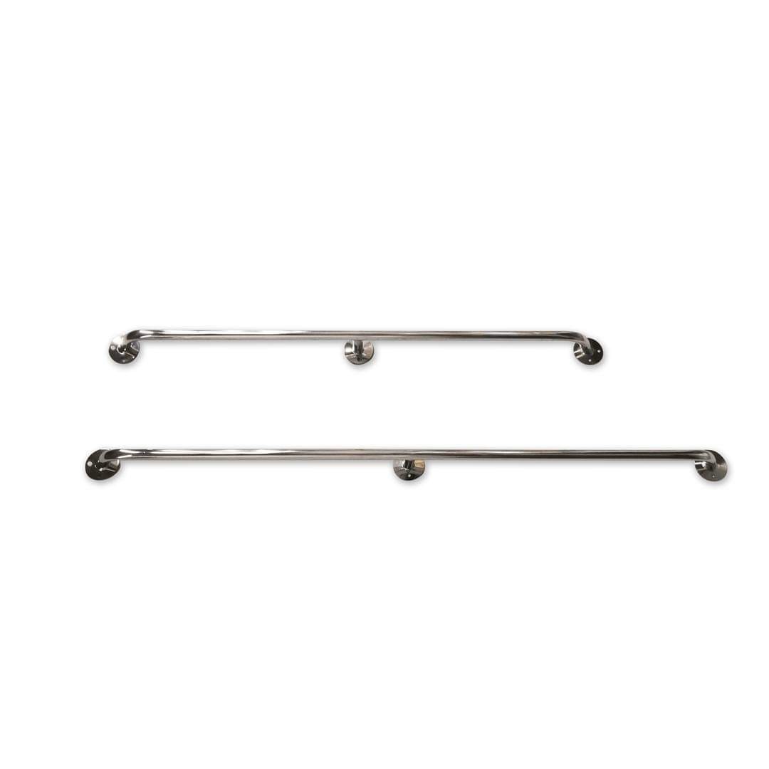 Dwie równoległe, proste poręcze ze stali nierdzewnej, zamocowane do białej ściany za pomocą okrągłych uchwytów.