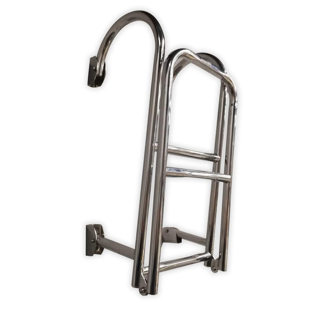 Nierdzewna drabinka basenowa z mocowaniem ściennym, widok z boku na białym tle.