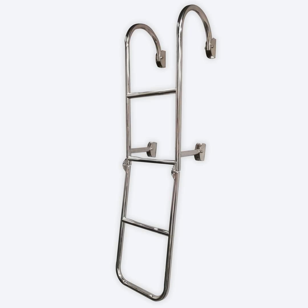 Metalowa drabinka basenowa ze stali nierdzewnej, mocowana do ściany, z trzema szczeblami i zakrzywionymi uchwytami u góry.