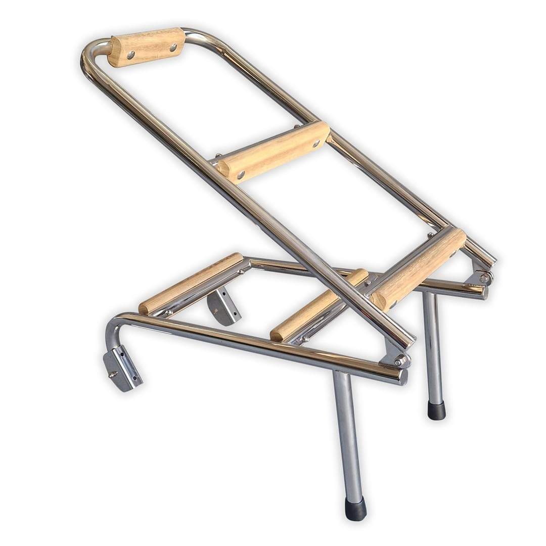 Stojak z polerowanej stali nierdzewnej z drewnianymi elementami, prawdopodobnie do łodzi, widoczne gumowe stopki.