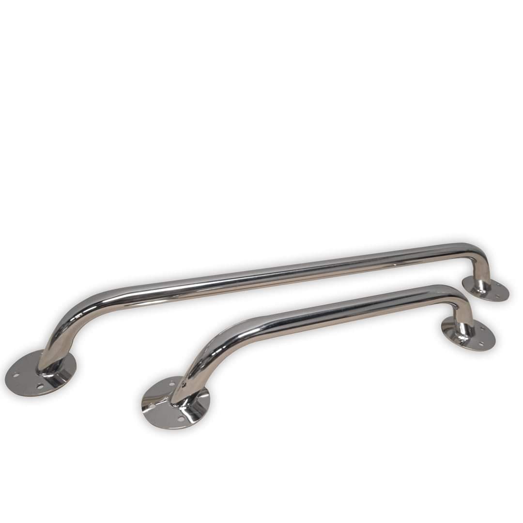 Dwie chromowane, nierdzewne poręcze o różnych długościach, z okrągłymi podstawami montażowymi, leżące na białym tle.