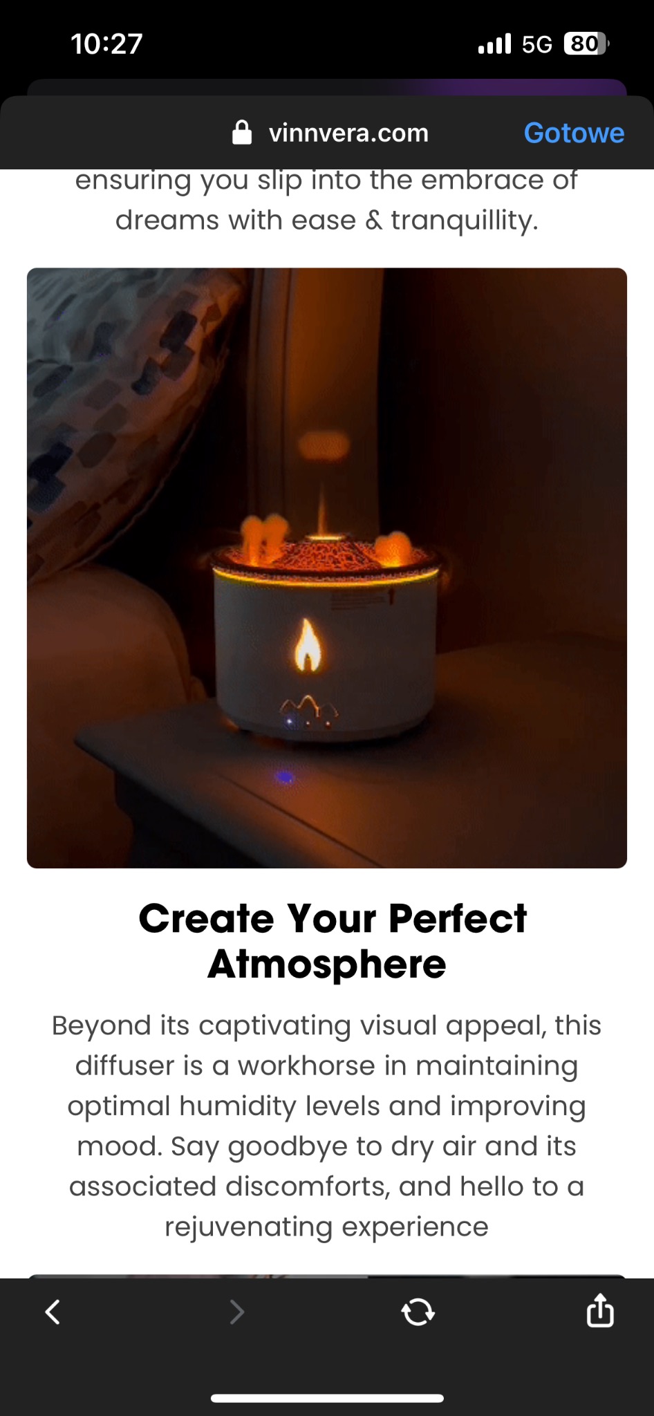 Podświetlony dyfuzor zapachowy z efektem płomienia i aromaterapią, ustawiony na nocnej szafce, tworzący relaksującą atmosferę w sypialni.