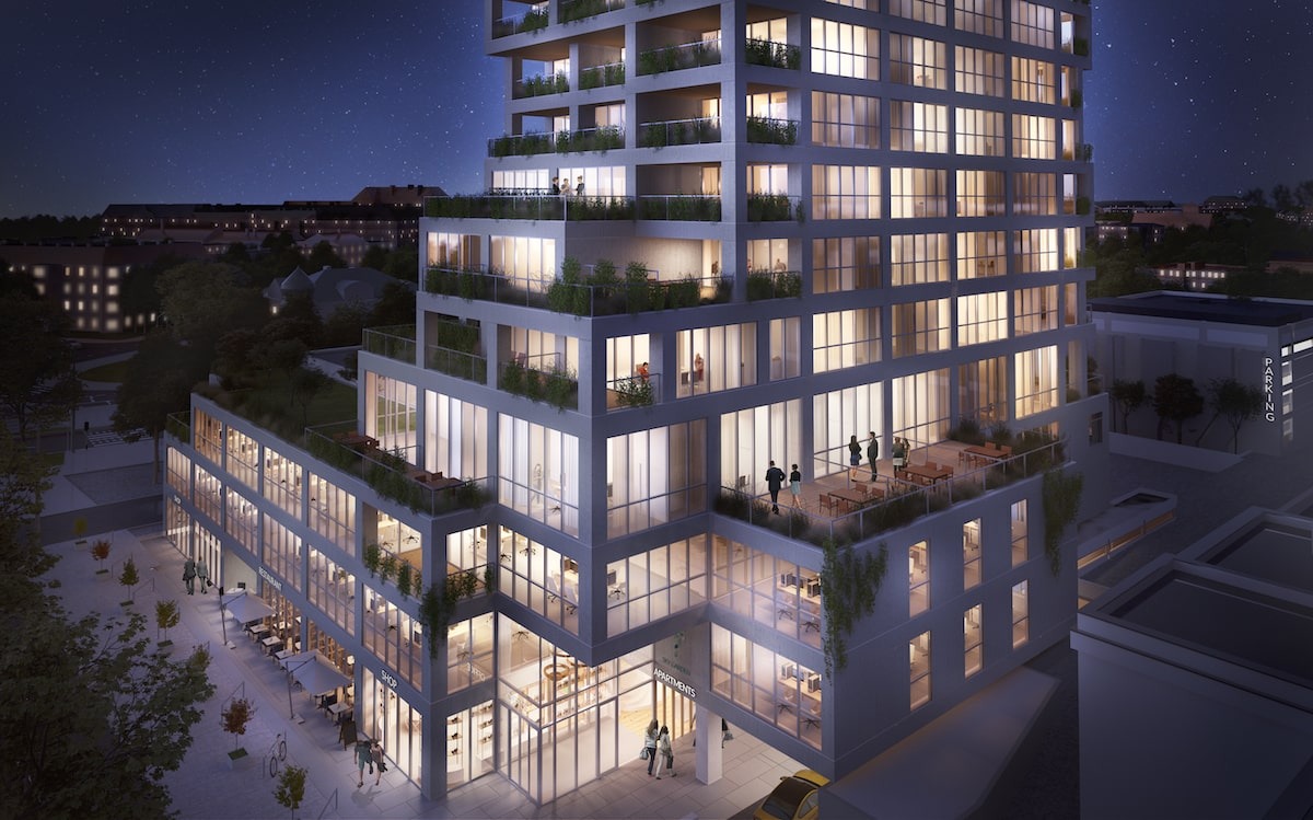 Nocny widok na nowoczesny budynek apartamentowy z oświetlonymi wnętrzami, balkonami i zielonymi tarasami. Widoczny parking i fragmenty miasta w tle.