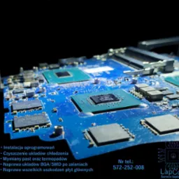 Płyta główna laptopa pod mikroskopem, widoczne układy scalone, elementy elektroniczne i ślady naprawy, oświetlenie punktowe podkreśla detale.