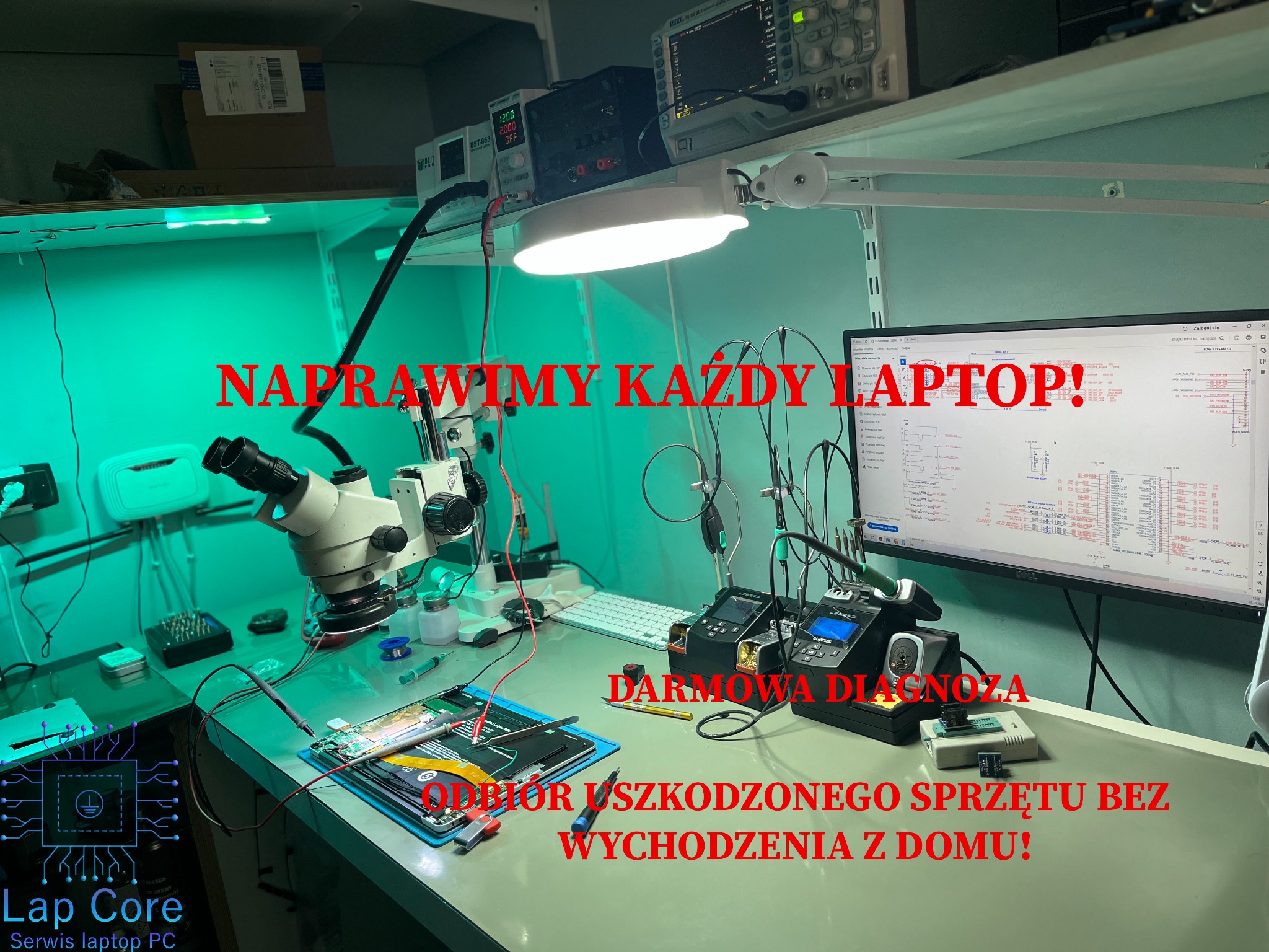 Stanowisko serwisowe z rozłożonym laptopem, mikroskopem, oscyloskopem i stacją lutowniczą, oświetlone zielonym światłem, monitor wyświetla schemat elektroniczny.
