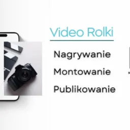 Zestaw do tworzenia wideo rolek: smartfon w lampie pierścieniowej z nagraniem starszego mężczyzny, klaps filmowy i aparat fotograficzny na białym tle, obok logo firmy.