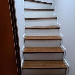 schody na drewnianej konstrukcji