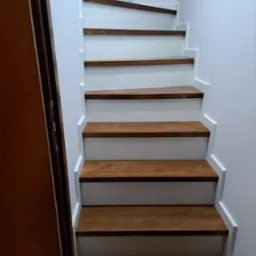 schody na drewnianej konstrukcji