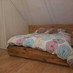 łóżko oraz 2 szafy skośne