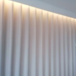 Firma Ewa - Delikatne, jasne zasłony z subtelnym oświetleniem górnym w tle okno i fragment sylwetki osoby.