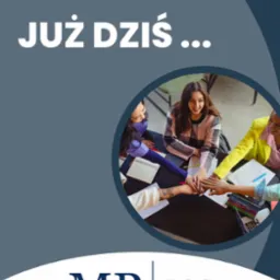 Cztery uśmiechnięte kobiety przy biurku, składają dłonie na sobie w geście jedności i współpracy; widoczne notatniki, długopisy i laptop; logo Agencji Pracy MP BSG w dolnej części kadru.