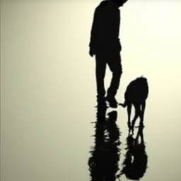 Sylwetka mężczyzny i psa na mokrym piasku w Mielcu, odbicie w wodzie, stonowana kolorystyka.