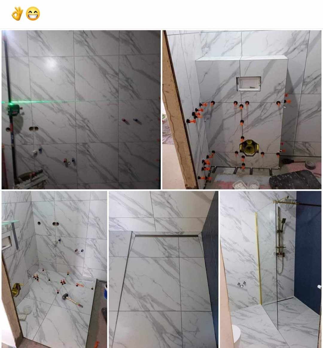 Wielopanelowe ujęcie łazienki z marmurowymi płytkami: w trakcie montażu, z użyciem poziomicy laserowej i klipsów poziomujących, oraz widok wykończonej strefy prysznica ze złotą armaturą.