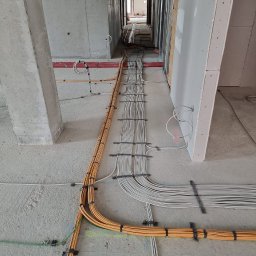 Rozprowadzanie instalacji pod podłogą techniczną - biurowiec