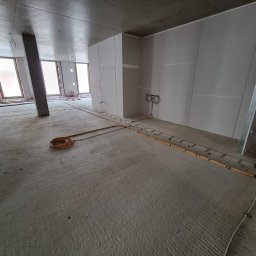 Rozprowadzanie instalacji pod podłogą techniczną - biurowiec