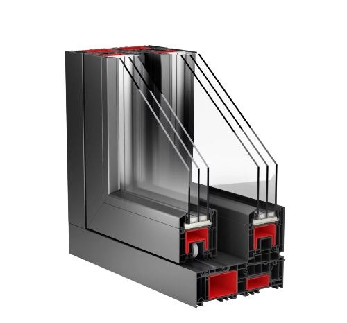Przekrój poprzeczny ramy okiennej z potrójnym szkleniem, widoczne komory i uszczelki w kolorze czerwonym, na białym tle.