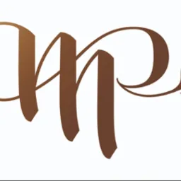 Brązowe logo firmy z motywem liścia dębu, stylizowane litery M i P na białym tle.