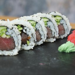 Uramaki z tuńczykiem. Nowoczesna forma sushi wymyślona w Kalifornii.
