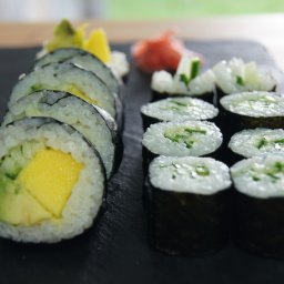 Wege sushi z warzywami i owocami.
Futomaki z mango i awokado oraz hosomaki z ogórkiem.