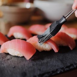 Nigiri z tuńczykiem. Klasyka japońskiego sushi.