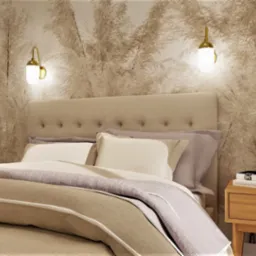 Beżowa sypialnia z tapetą w motywie trawy pampasowej, oświetlona złotymi kinkietami, z drewnianym stolikiem nocnym i książkami.