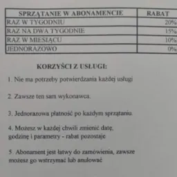 Tabela z ofertą abonamentową na usługi porządkowe: rabaty przy sprzątaniu raz w tygodniu, co dwa tygodnie, raz w miesiącu i jednorazowo, oraz korzyści z abonamentu.