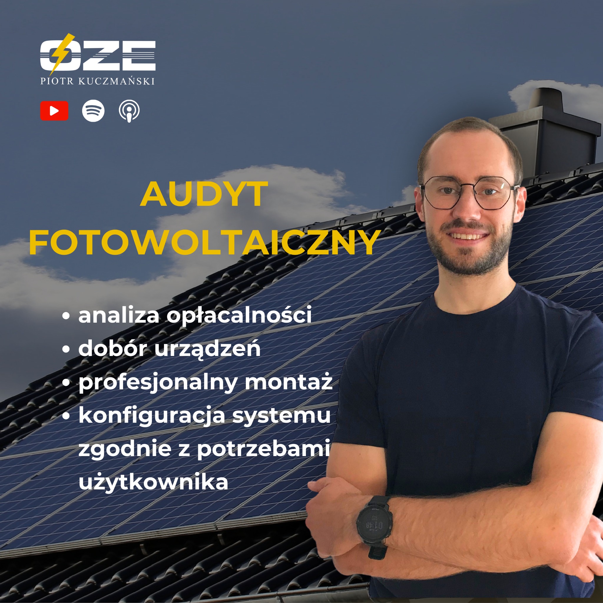 Mężczyzna z okularami na tle dachu z panelami fotowoltaicznymi, prezentujący ofertę audytu fotowoltaicznego z analizą opłacalności i profesjonalnym montażem.