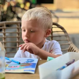 Młody uczeń języka angielskiego metodą multisensoryczną.