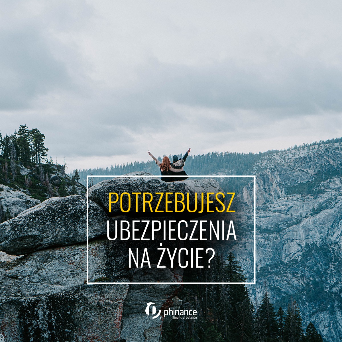 Para siedzi na szczycie skalnego urwiska z rozpostartymi ramionami, podziwiając widok na góry i lasy w pochmurny dzień. Na pierwszym planie tekst z pytaniem o ochronę finansową na życie oraz logo...