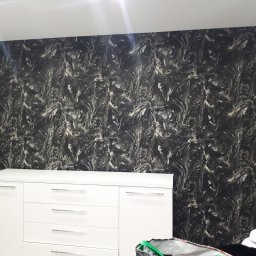 TAPETA WZÓR MARMUR NA ŚCIANIE W GABINECIE KOSMETYCZNYM 