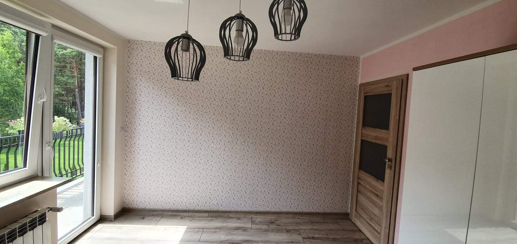 Tapeta w Pokoju., Wzór Drobne Kwiaty.