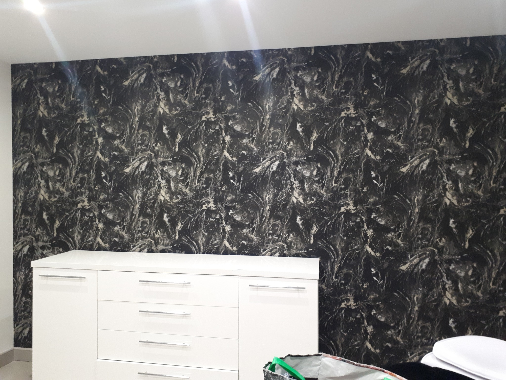 Tapeta Wzór Marmur na Ścianie w Gabinecie Kosmetycznym