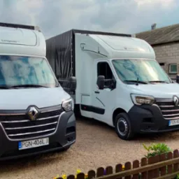 Posiadamy dwa busy Renault MASTER do 3,5 tony. Wyposażony w windę i paleciaka.