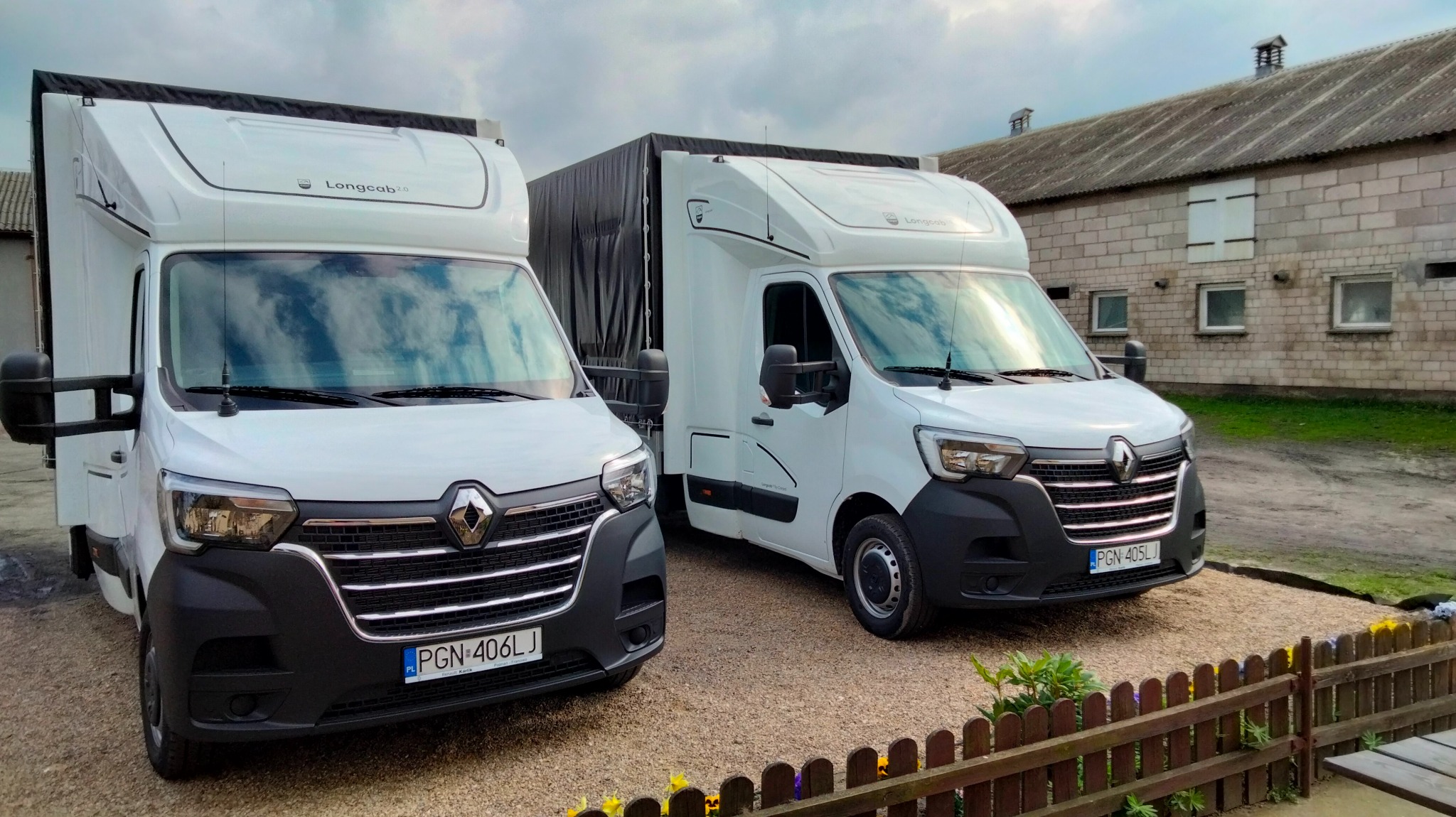 Posiadamy dwa busy Renault MASTER do 3,5 tony. Wyposażony w windę i paleciaka.