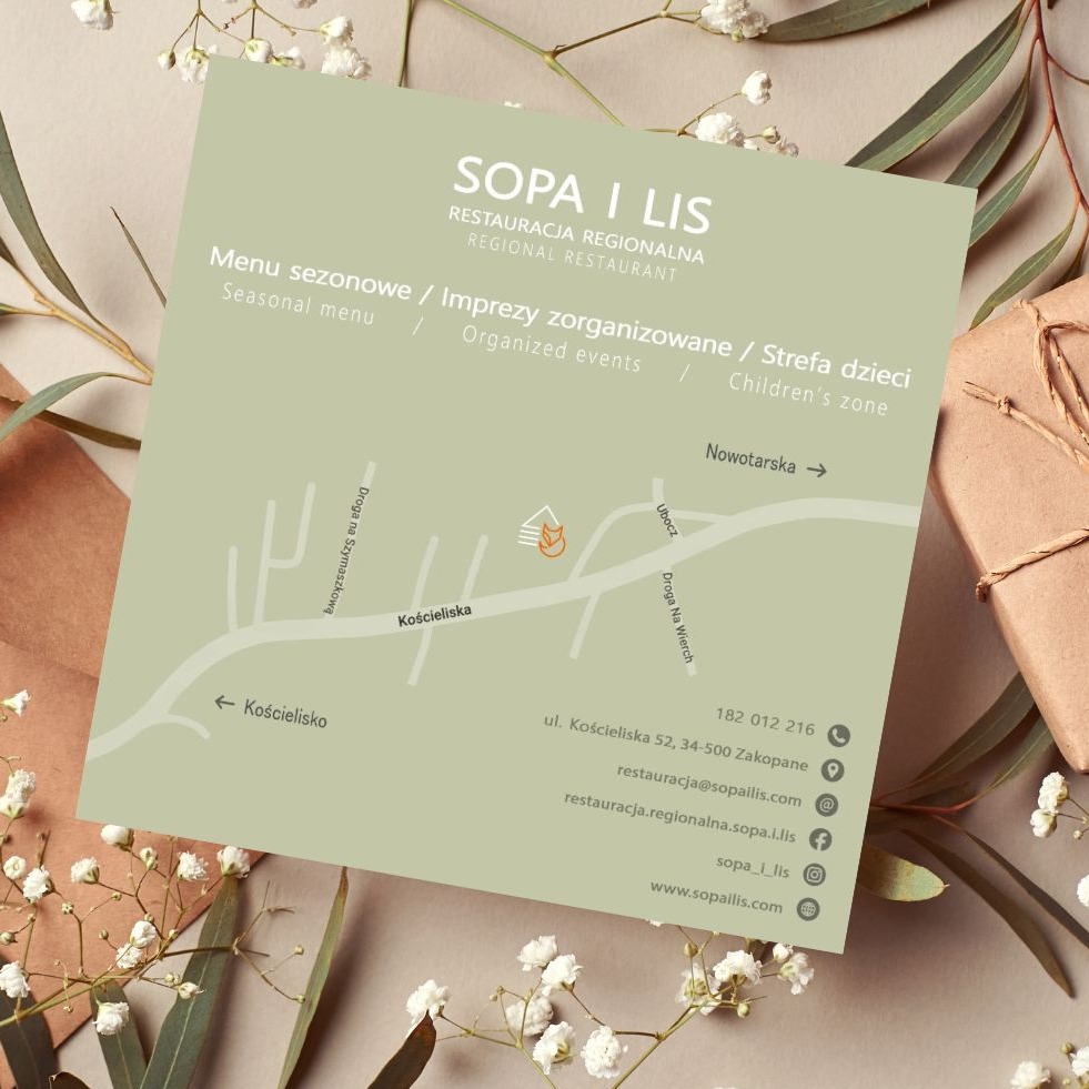 Karta informacyjna restauracji regionalnej Sopa i Lis z mapą dojazdu, menu sezonowym, ofertą imprez zorganizowanych i strefą dla dzieci, otoczona dekoracjami roślinnymi i prezentem.