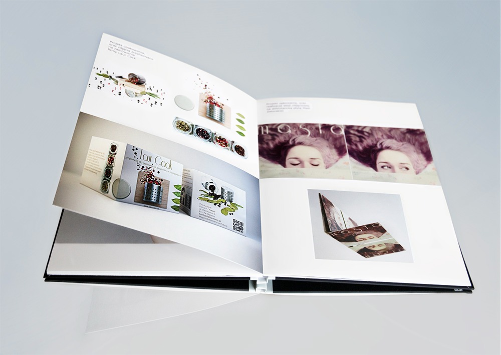 Otwarty katalog reklamowy z fotografiami produktowymi przypraw i portretami, widoczne detale graficzne i kompozycja układu strony.