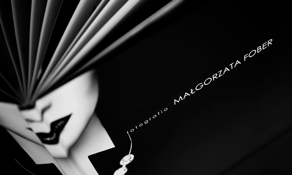 Czarno-białe zdjęcie przedstawiające abstrakcyjną kompozycję z elementami przypominającymi otwartą książkę, fragment twarzy z mocnym makijażem i delikatną biżuterią, z napisem 'fotografia...