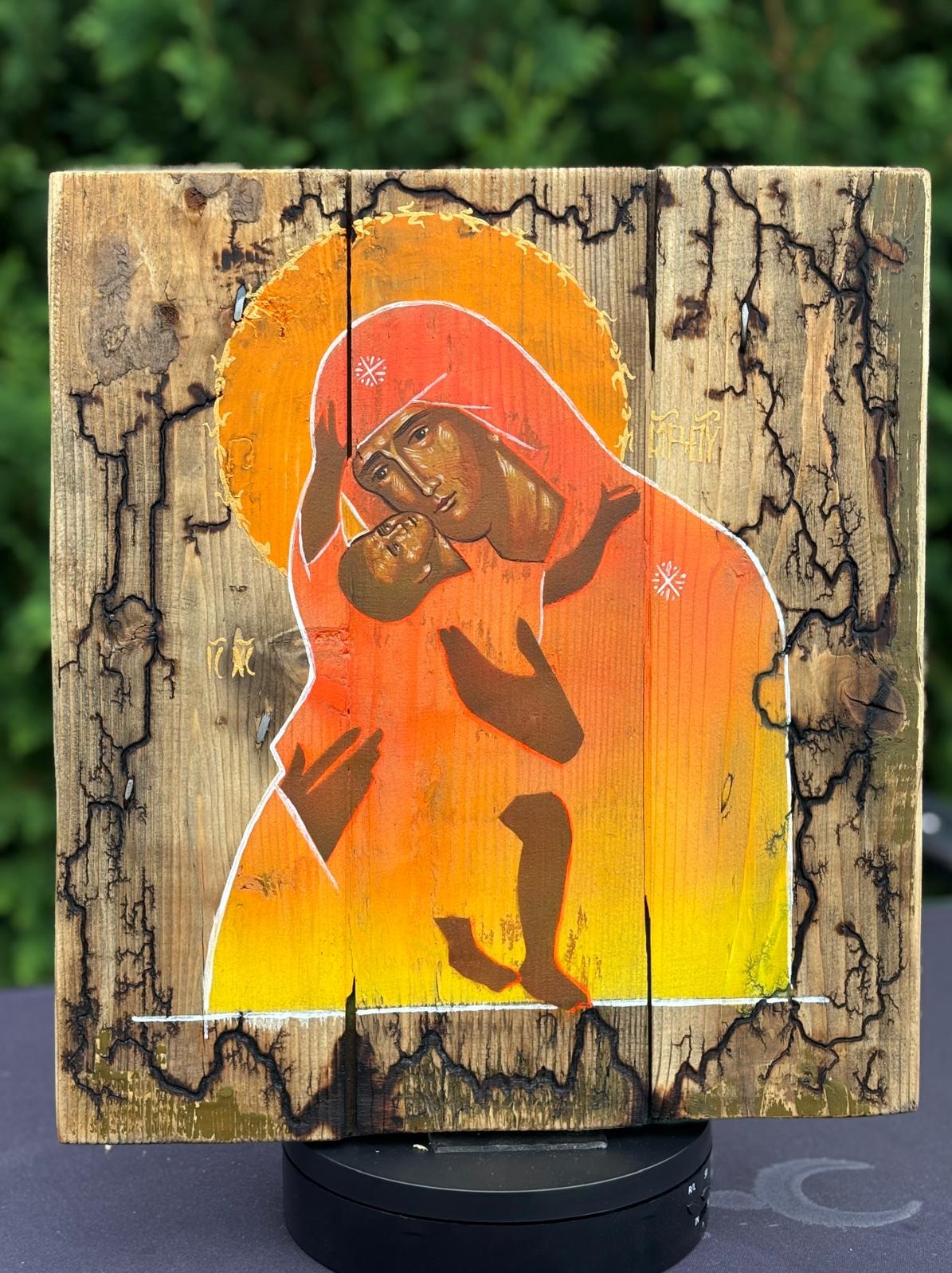 Praca na skrzyni po amunicji z Ukrainy