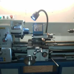 Szaro-niebieska tokarka Bernardo Hobby 800 G z włączonym wyświetlaczem cyfrowym i oświetleniem roboczym, widoczne pokrętła, dźwignie i wskaźnik zegarowy.