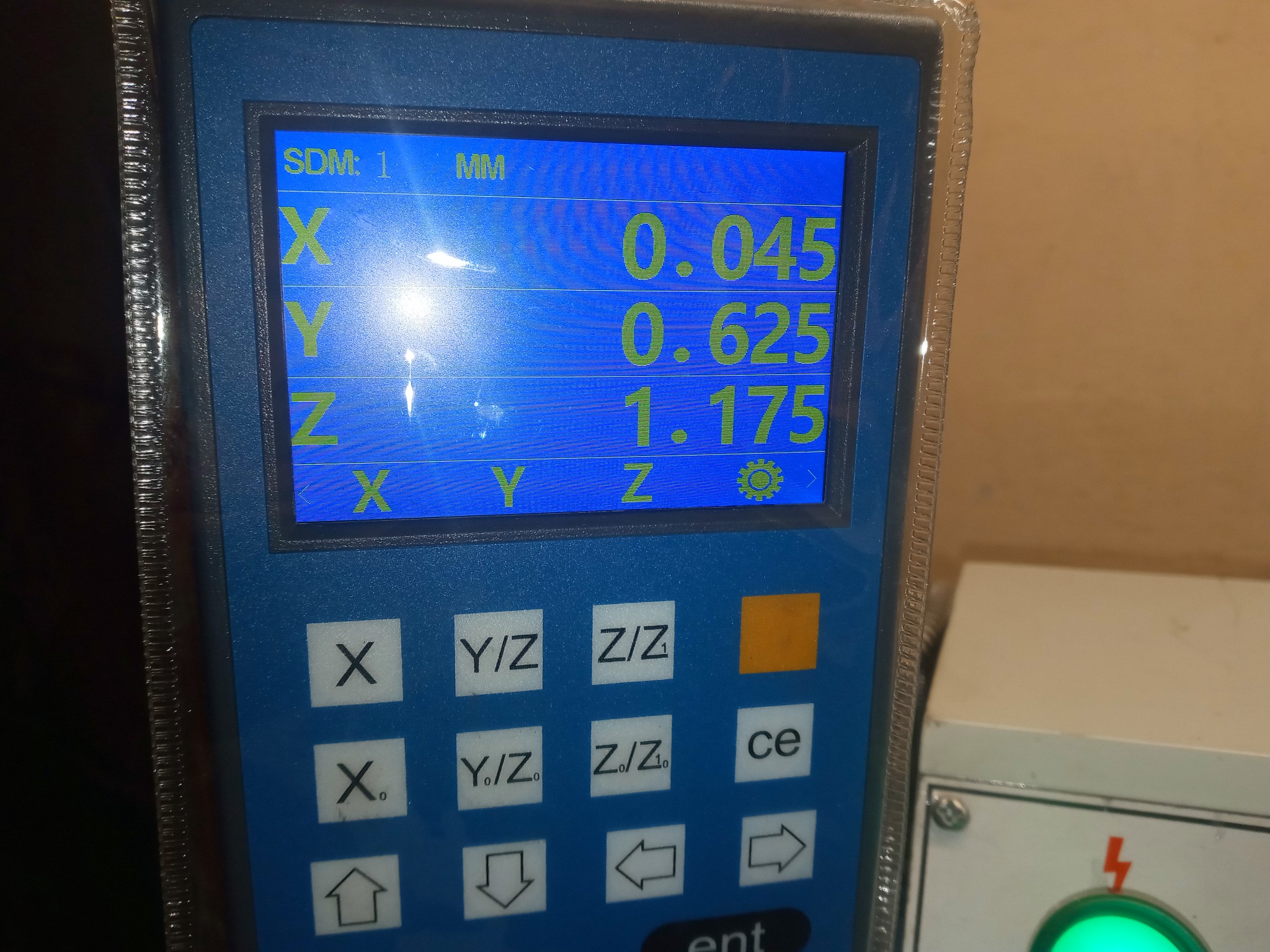 Wyświetlacz panelu sterowania maszyny CNC z aktualnymi odczytami osi X, Y i Z w milimetrach.