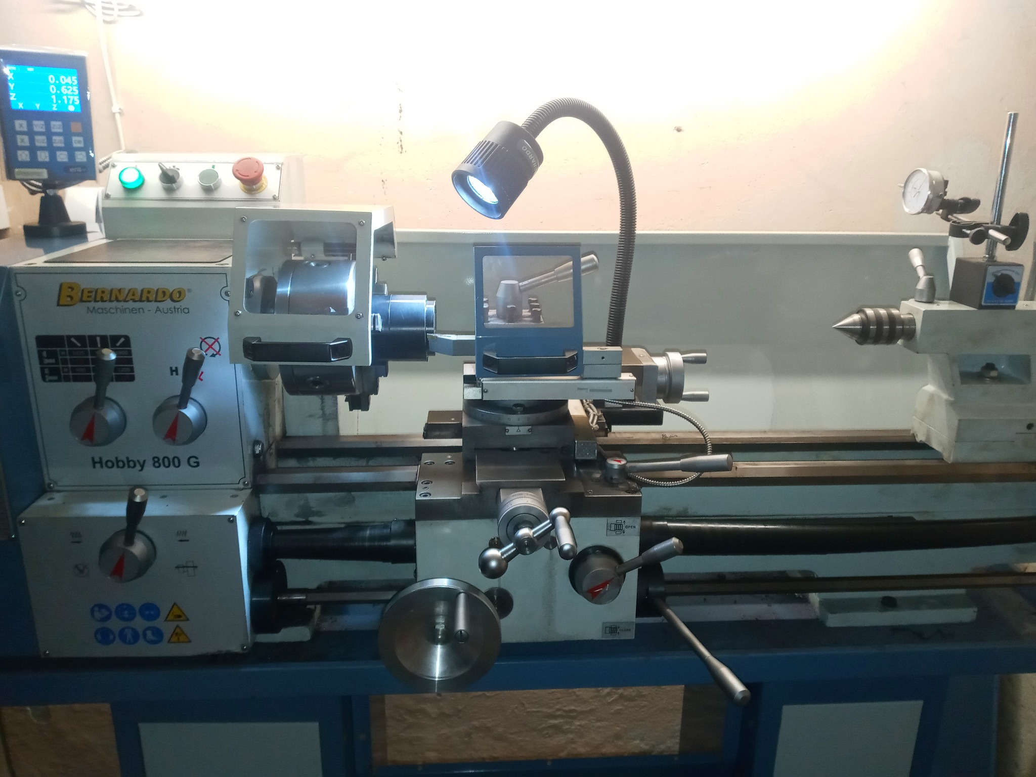 Szaro-niebieska tokarka Bernardo Hobby 800 G z włączonym wyświetlaczem cyfrowym i oświetleniem roboczym, widoczne pokrętła, dźwignie i wskaźnik zegarowy.