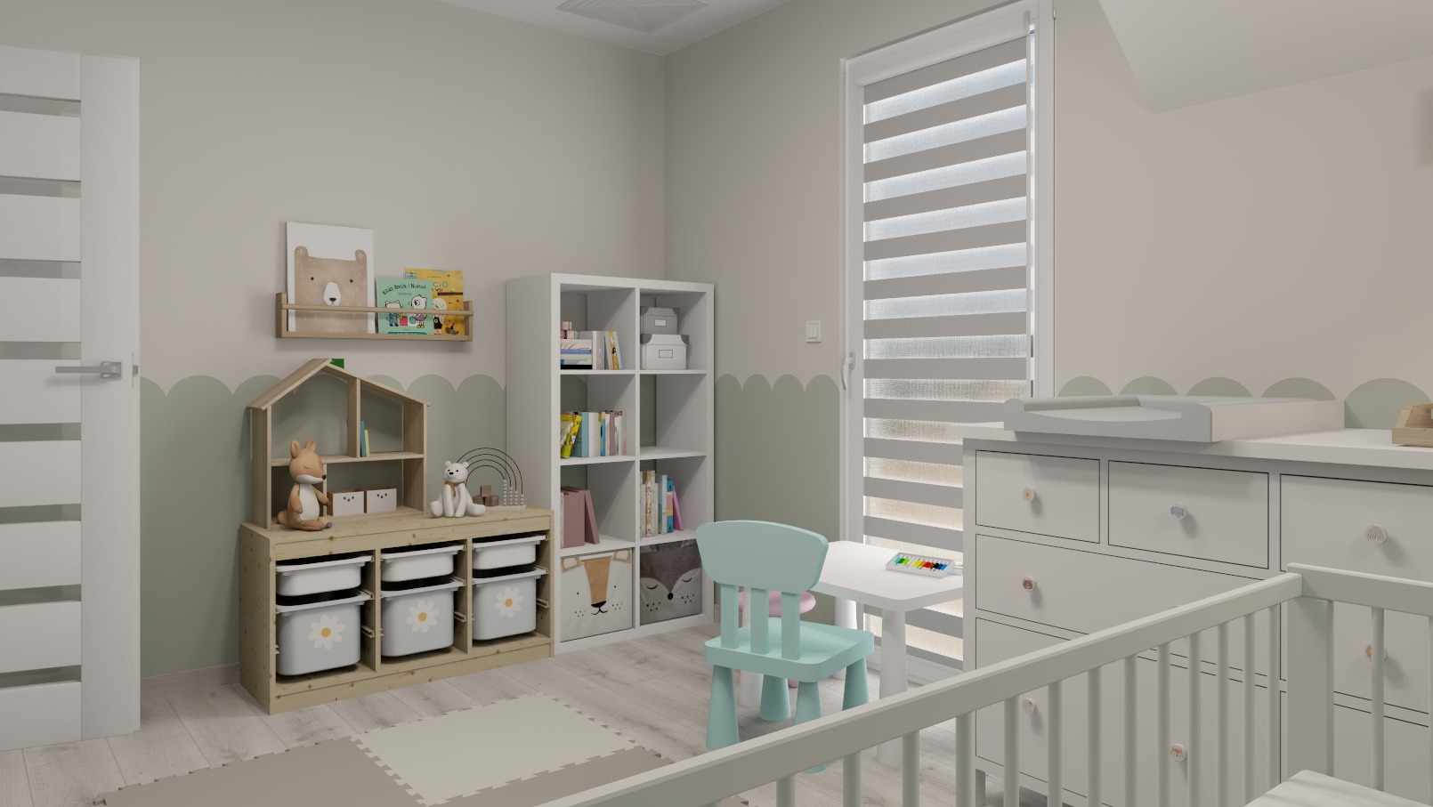 Jasny pokój dziecięcy z meblami w pastelowych kolorach: regał, komoda z przewijakiem, stolik z krzesełkiem, zabawki i dekoracje na ścianach.