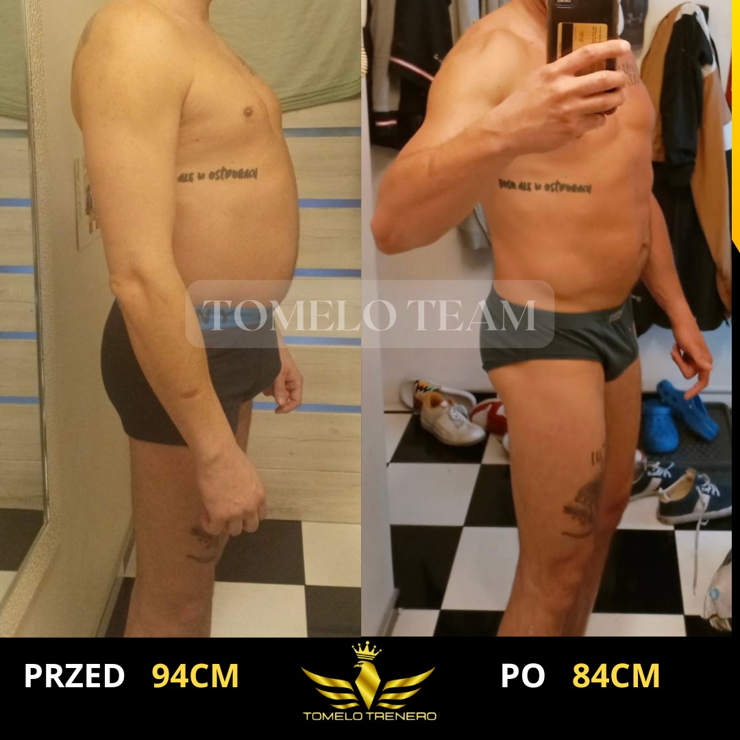 Mężczyzna prezentujący transformację sylwetki: zdjęcie 'przed' z obwodem 94 cm i 'po' z obwodem 84 cm, widoczne tatuaże na ramieniu i nodze, czarno-biała podłoga w tle.