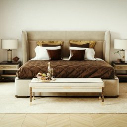 Narysujemy.pl - Elegancka sypialnia w odcieniach beżu i brązu z dużym łóżkiem, pikowaną narzutą, stolikami nocnymi z lampkami, dekoracyjnym pufem z przekąskami i złotymi akcentami, na podłodze parkiet w jodełkę...