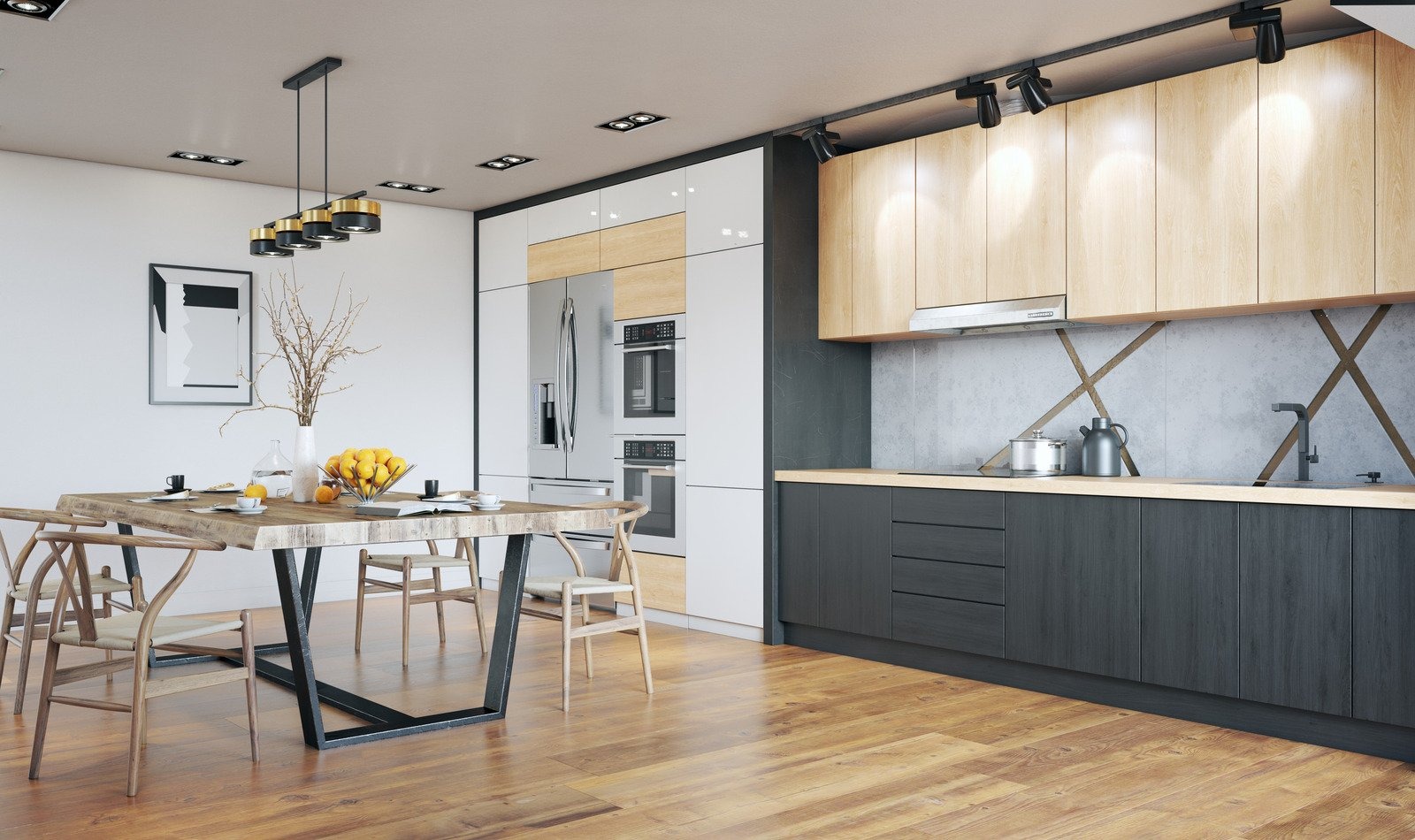 Nowoczesna kuchnia z drewnianą podłogą, czarnymi szafkami dolnymi i jasnymi górnymi, oświetleniem punktowym oraz stołem z surowego drewna z owocami