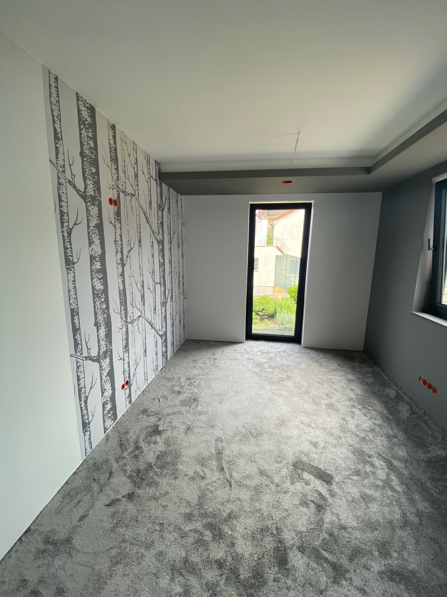 Malowanie wraz z układaniem tapety oraz wykładziny