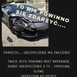 Rozbity prz&oacute;d sportowego samochodu Lamborghini na tle ulicy z drzewami, z tekstem 'To nie powinno się zdarzyć... Pamiętaj... ubezpieczenie ma znaczenie. Twoje auto powinno mieć naprawdę dobre...